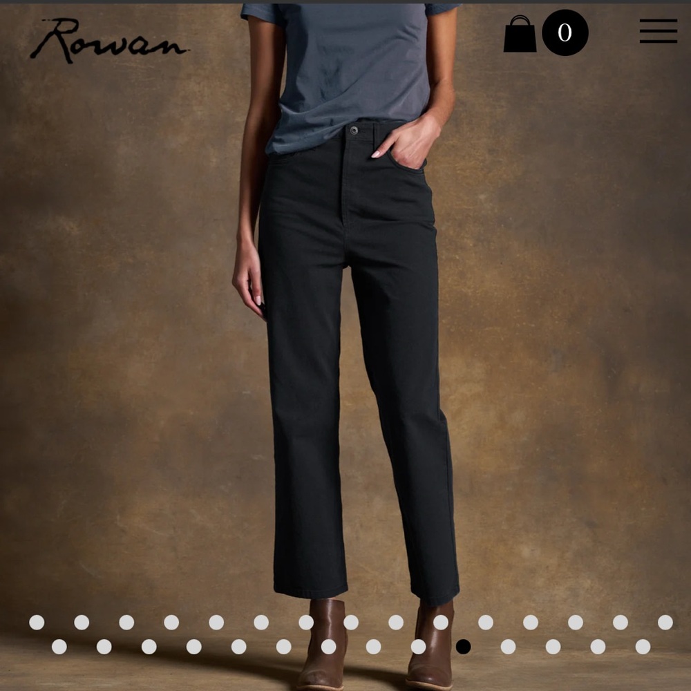 Black Ankle Cropped Jeans with High-Waisted Design